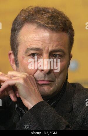 (Afp) - L'acteur espagnol Juan Diego a l'air concentré pendant une conférence de presse à la 54e Berlinale Festival International du Film de Berlin, 9 février 2004. Diego a présenté son nouveau film 'La vida que te espera' ('votre prochaine vie'). Banque D'Images