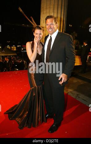 (Dpa) - Katrin Wrobel, Miss France 2002, et l'acteur hollywoodien allemand Ralph Moeller posent à leur arrivée à l 'cinéma pour la paix" gala de charité à Berlin, 9 février 2004. Le produit de la Gala, qui a eu lieu en marge de la Berlinale, iront à l'UNICEF et le sida des Instituts de recherche. Banque D'Images