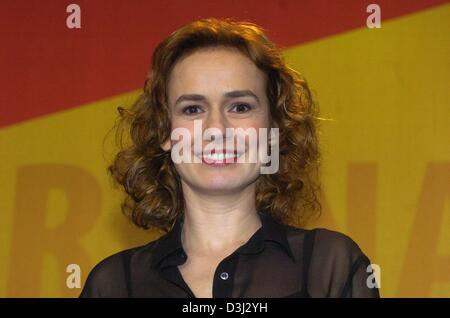 (Afp) - L'actrice française Sandrine Bonnaire, sourit lors d'une conférence de presse sur son nouveau film "Confidences trop intimes" (Intimate Strangers) à la 54e Festival International du Film de Berlin, 6 février 2004. Le film traite d'une femme qui veut surmonter ses problèmes de famille avec l'aide d'un psychologue. Le film participe à la compétition du festival pour le 'Golden Bear UN Banque D'Images