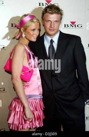 (Afp) - Paris Hilton (L), l'arrière-petite-fille de Conrad Hilton, le fondateur de la chaîne des hôtels Hilton, sourire alors qu'elle pose avec Nick Carter, membre de la bande de garçons de la rue arrière, à leur arrivée à l'after party des Grammy Award à Hollywood, Californie, 8 février 2004. Banque D'Images