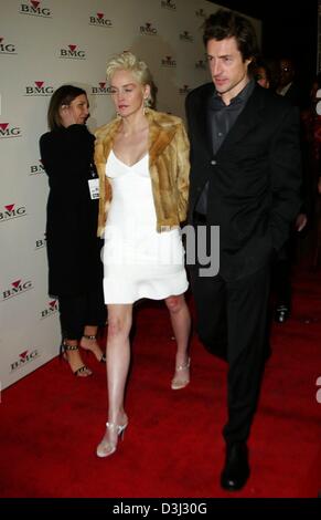 (Afp) - L'actrice Sharon Stone nous arrive avec un compagnon à l'after party des Grammy Award à Hollywood, Californie, 8 février 2004. Banque D'Images