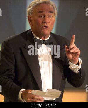 (Afp) - L'invité surprise de la soirée, l'acteur américain Peter Falk (Columbo") est l'un des présentateurs de la caméra d'or award à Berlin, 4 février 2004. À la veille de l'ouverture de la Berlinale la Caméra d'or a été accordé en 14 catégories pour la 39e fois par le German TV revue "Hoerzu" ("écouter"). Banque D'Images