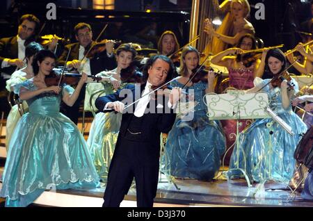 (Afp) - Dutch star violoniste joue avec son groupe à l'émission de télévision allemande samedi soir "Willkommen bei Carmen Nebel - Stars, Musik und Ueberraschungen» (bienvenue à Carmen Nebel - stars, musique et surprises) à Magdebourg, Allemagne, 31 janvier 2004. L'exposition comportait un mélange musical de hits et de musique folklorique de musique classique légère et oldies. Autour de 7,85 millions de vie Banque D'Images