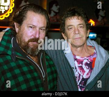 (Afp) - L'artiste et réalisateur américain Julian Schnabel (L) et le chanteur Lou Reed poser avant la projection de son deuxième film de Schnabel avant "la nuit tombe" à Francfort, Allemagne, 29 janvier 2004. Le film raconte l'histoire de la vie de l'artiste cubain Reinaldo Arenas (1943-1990). Banque D'Images