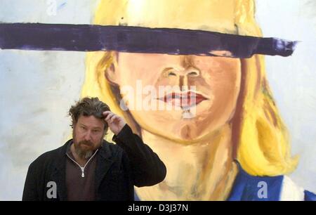 (Afp) - L'artiste et réalisateur américain Julian Schnabel pose devant son large 'grande fille sans yeux" à Francfort, Allemagne, 28 janvier 2004. Une rétrospective de l'œuvre de Schnabel seront présentés à la galerie Schirn de Francfort à partir du 29 janvier au 25 avril 2004. Banque D'Images