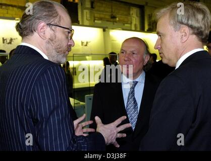 (Afp) - Jan Philipp Reemtsma (L), Imre Kertesz (C), Hongrois Lauréat du Prix Nobel et des grands Hambourg Ole von Beust convers les uns avec les autres au cours de l'ouverture de la "Wehrmacht" exposition à l'Institut de recherche sociale de Hambourg (Allemagne), 28 janvier 2004. L'exposition porte sur la participation de l'armée allemande a commis des crimes de guerre entre 1941 et 1944, et Banque D'Images