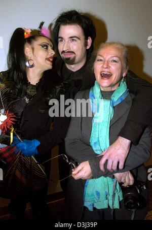 (Afp) - La chanteuse Allemande Nina Hagen (L), son mari, nouveau chanteur danois Anders Alexander Breinholm (C), et sa mère, l'actrice Eva-Maria Hagen (R) chat après avoir reçu les Nubians le prix de la culture le journal "B.Z." (Berliner Zeitung) à Berlin, le 27 janvier 2004. Hagen a été honoré pour ses réalisations en tant que musicien, ses performances non classique et sa grande mutabilité. Banque D'Images