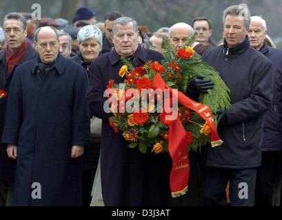 (Afp) - Lothar Bisky (C), Président de la période post-communiste Parti du socialisme démocratique (PDS), et Rolf Kuzmuz, directeur des affaires de la PDS parti, fixer une couronne sur les mémoriaux de pionniers du parti communiste Rosa Luxemburg et Karl Liebknecht pour marquer le 85e anniversaire de leur assassinat, à Berlin, Allemagne, 11 janvier 2004. Sur la droite, Gregor Gysi, ancien président de Banque D'Images