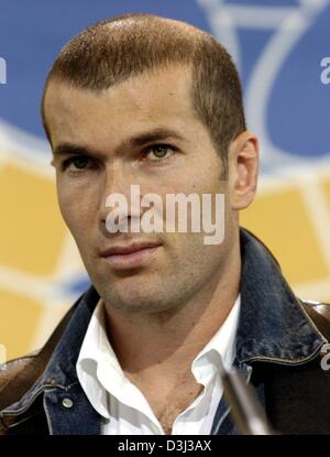 (Dpa) - star du football Français Zinedine Zidane en photo lors du footballeur de l'année conférence de presse à Bâle, Suisse, le 15 décembre 2003. Zinedine Zidane, qui est un descendant d'immigrants musulmans d'Algérie, a été choisi 'les plus populaires' Français selon une enquête l'institut IFOP. Banque D'Images