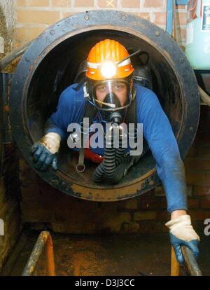 (Afp) - Un travailleur de sauvetage minier émerge d'un tunnel en cas d'urgence l'exercice dans la fosse Steinkohle AG à Hamm, Allemagne, le 8 septembre 2003. Les sauveteurs sont les pompiers de fosses et de charbon. Banque D'Images