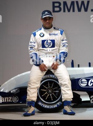 (Afp) - pilote de Formule 1 colombien Juan Pablo Montoya se trouve sur la nouvelle BMW-Williams FW26 voiture de course pour la saison à venir lors de sa présentation à Valence, Espagne, le 5 janvier 2004. La voiture a un nouveau concept aérodynamique et un nouveau moteur. La FW26 sera testée intensivement à Jerez, en Espagne, au 7 janvier 2004. Banque D'Images