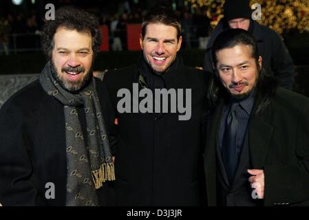 (Afp) - Les acteurs Hiroyuki Sanada (R) et Tom Cruise (C) posent avec leur directeur, Edward Zwick, avant la première européenne de leur film "Dernier Samouraï" au Cinestar cinema à Berlin, 5 janvier 2004. Dans le film, qui a été annoncé comme un candidat à l'Oscar, Cruise joue un ancien combattant de la guerre civile américaine qui est embauché pour former l'Armée impériale japonaise, mais il est capturé par le Sam Banque D'Images