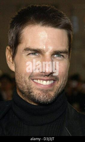 (Afp) - Hollywood star Tom Cruise sourit avant de la première européenne de son dernier film, "Last Samurai", à Berlin, 5 janvier 2004. Banque D'Images