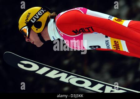 (Afp) - sauteur à ski Finlandais Janne Ahonen est airborne durant la 52e tournoi quatre collines à Bischofshofen, Autriche, le 6 janvier 2004. Banque D'Images