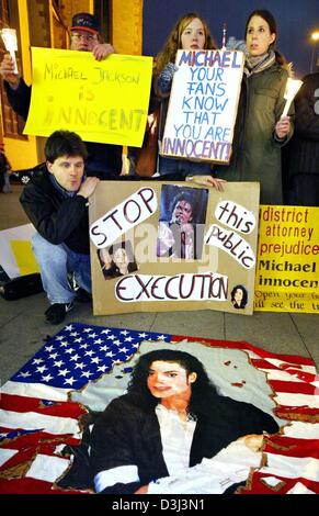 (Dpa) - Français fans de l'icône pop Michael Jackson exprimer leur soutien à leur idole à Francfort, Allemagne, le 3 janvier 2004. Environ 30 fans ont protesté avec des pancartes et des bougies contre l'agression d'enfants "injuste" des accusations contre leur étoile. Ils ont chanté les chansons de leur idole et distribué des dépliants aux passants. Jackson, qui a été arrêté en novembre pour les allégations d'agression d'enfants, a été Banque D'Images