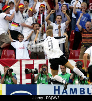 (Afp) - joueur de football allemand Mike Hanke (avant) célèbre le troisième objectif allemand durant le groupe un match de tournoi de la Coupe des Confédérations Tunisie - Allemagne à Cologne, Allemagne, 18 juin 2005. L'Allemagne a gagné 3-0. Banque D'Images