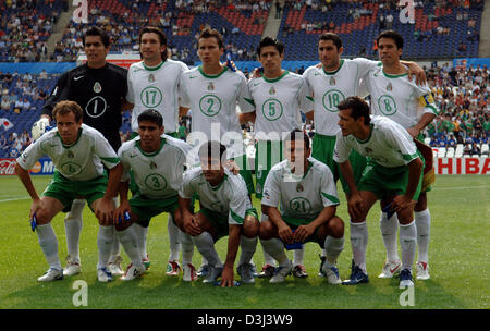 (Afp) - La photo montre l'équipe nationale de football Mexicain, (de gauche à droite au premier plan) Gerardo Torrado, Carlos Salcido, Zinha, Jaime Lozano, Jared Borgetti et à l'arrière (L-R) Oswaldo Sanchez, Jose Fonseca, Aaron Galindo, Ricardo Osorio, Salvador Carmona et Pavel Pardo avant la Coupe des Confédérations match Japon contre le Mexique à Hanovre, Allemagne, 16 juin 2005. Banque D'Images