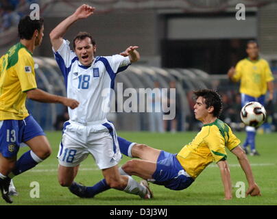 (Afp) - joueur national grec Ioannis Goumas (C) convoite la la balle avec les Brésiliens Cicinho (L) et Kaka (R) au cours du premier match du Brésil contre la Grèce du groupe B de la Coupe des Confédérations à Leipzig, Allemagne, 16 juin 2005. Banque D'Images