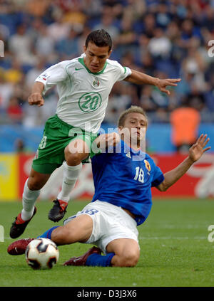 (Afp) - l'image montre le duel de Junichi Inamoto joueur national japonais (R) et mexicain Juan Pablo Rodriguez durant la Coupe des Confédérations match Japon contre le Mexique à l'AWD-Arena à Hanovre, Allemagne, 16 juin 2005. Banque D'Images