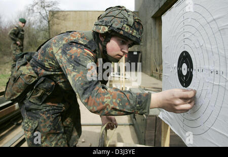 (Afp) - Le fichier photo, datée du 14 avril 2005, montre un conscrit de la Bundeswehr allemande couvrant ses hits sur une cible après une pratique de tir lors d'une formation militaire de base à la caserne en Knuell Schwarzenborn, Allemagne. Banque D'Images