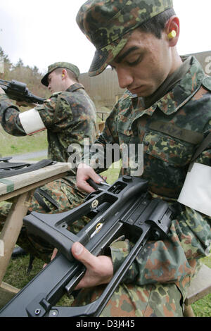 (Dpa) - conscrits de la Bundeswehr allemande démonter et nettoyer soigneusement leurs fusils G36 dans le cadre de leur formation militaire de base à la caserne en Knuell Schwarzenborn, Allemagne, 14 avril 200 Banque D'Images