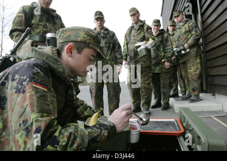 (Afp) - l'image montre conscrits queuing pour recevoir leurs rations alimentaires au guichet pendant leur formation militaire de base à la caserne en Knuell Schwarzenborn, Allemagne, 14 avril 2005. Banque D'Images