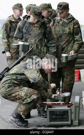 (Afp) - l'image montre conscrits queuing pour recevoir leurs rations alimentaires pendant leur formation militaire de base à la caserne en Knuell Schwarzenborn, Allemagne, 14 avril 2005. Banque D'Images