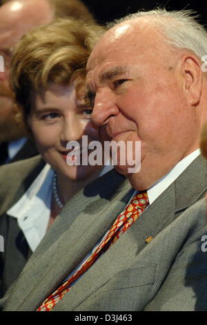 (Afp) - L'ancien chancelier allemand Helmut Kohl (C) se trouve à côté de son partenaire Maike Richter (L) au cours de la cérémonie à l'occasion du 60e anniversaire du parti conservateur CDU à Berlin, le jeudi 16 juin 2005. Le Parti a célébré son centenaire dans la "Berliner Esemble' Theatre. Banque D'Images