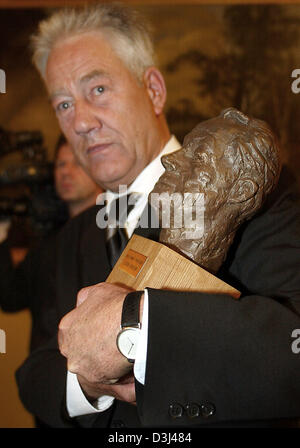 (Afp) - L'ancien Premier Ministre du Schleswig-Holstein et Socialdemoctrats Président Bjoern Engholm détient la Willy-Brandt-Award dans son bras à Oslo, Norvège, 13 juin 2005. Engholm a reçu le prix avec l'ancien Premier Ministre Norvégien Kare Willoch des mains du président allemand Horst Köhler et le Premier ministre norvégien Kjell Magne. Bondevik invité Koehler pour deux jours- Banque D'Images