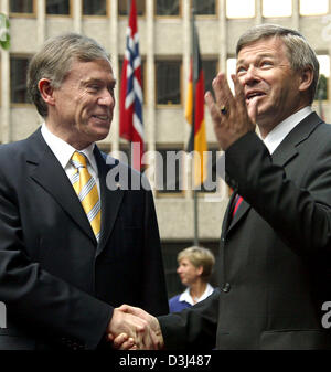 (Afp) - Le Premier ministre norvégien Kjell Magne Bondevik (R) se félicite le président allemand Horst Koehler à Oslo, Norvège, 13 juin 2005. Koehler qui est sur une journée officielle de travail deux visite en Norvège ont pris part à la cérémonie de remise des prix Willy-Brandt-dans la maison du gouvernement à l'après-midi. Banque D'Images