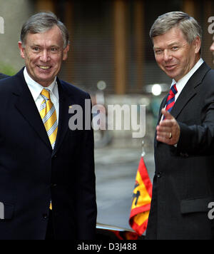 (Afp) - Le Premier ministre norvégien Kjell Magne Bondevik (R) reçoit le président allemand Horst Koehler à Oslo, Norvège, 13 juin 2005. Le chef de l'Etat allemand qui est sur une journée officielle de travail deux visite en Norvège ont pris part à la cérémonie de remise des prix Willy-Brandt-dans la maison du gouvernement à l'après-midi. Banque D'Images