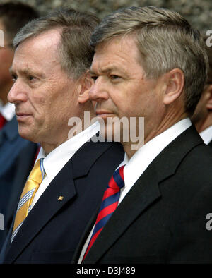 (Afp) - Le Premier ministre norvégien Kjell Magne Bondevik (R) et le président allemand Horst Koehler écouter l'hymne national à Oslo, Norvège, 13 juin 2005. Le Président allemand Köhler qui est sur une journée officielle de travail deux visite en Norvège ont pris part à la cérémonie de remise des prix Willy-Brandt-dans la maison du gouvernement à l'après-midi. Banque D'Images