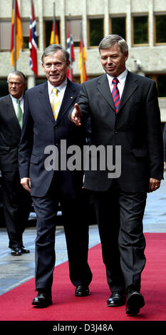 (Afp) - Le Premier ministre norvégien Kjell Magne Bondevik (R) et le président allemand Horst Koehler à pied sur le tapis rouge à Oslo, Norvège, 13 juin 2005. Le Président allemand Köhler qui est sur une journée officielle de travail deux visite en Norvège ont pris part à la cérémonie de remise des prix Willy-Brandt-dans la maison du gouvernement à l'après-midi. Banque D'Images