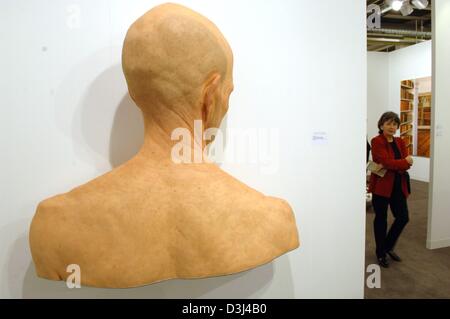 (Afp) - un visiteur de la foire d'art "L'Art36' passe par la salle d'exposition de la galerie de New York Sperone Watwear à Bâle, en Suisse, le mardi 14 juin 2005. Sur la gauche le silicium sculpture 'Retour' d'Evan de Evan Penny. L''Art36' à Bâle sera ouvert du mercredi 15 juin au 20 juin 2005. 270 galeries du monde entier présenter les oeuvres de plus de 1 500 artis Banque D'Images