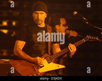 (Afp) - Bono, l'avant-homme du groupe de rock britannique 'U2' et le guitariste de U2 The Edge (L) Exécuter pendant un concert de la bande à Gelsenkirchen, Allemagne, dimanche, 12 juin 2005. Le groupe est actuellement en tournée mondiale pour promouvoir leur album Vertigo. Banque D'Images