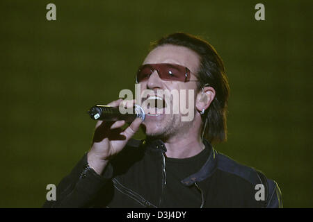 (Afp) - Bono, l'avant-homme du groupe de rock britannique 'U2', effectue au cours d'un concert de la bande à Gelsenkirchen, Allemagne, dimanche, 12 juin 2005. Le groupe est actuellement en tournée mondiale pour promouvoir leur album Vertigo. Banque D'Images