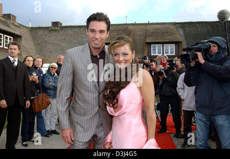 (Afp) - L'ancien tennis pro Michael Stich (L) et sa nouvelle épouse Alexandra arrivent à la première partie du restaurant "turmhaube' après leur mariage civil sur l'île de Sylt, dans la mer du Nord, l'Allemagne, la Paloma 10 juin 2005. Le couple a été engagé pour deux ans et commence maintenant leur vie conjugale avec une célébration de mariage de trois jours sur l'île de célébrité dont 130 chambres Banque D'Images