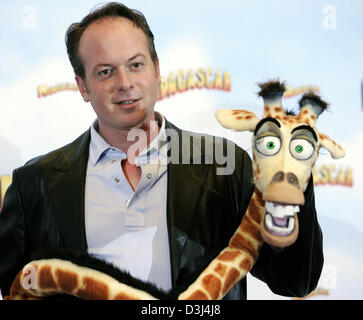 (Dpa) - US-directeur Tom McGrath est titulaire d'un des personnages de sa poupée de chiffon 'Madagascar' film d'animation à l'hôtel Adlon à Berlin, Allemagne, vendredi 10 juin 2005. Dans le film d'animation les habitants du zoo de New York se préparent à se libérer dans le vaste monde. La première allemande sera le 7 juillet 2005. Banque D'Images