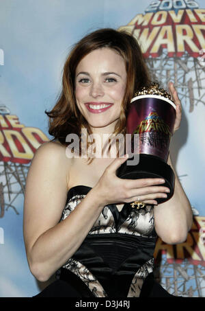 (Afp) - L'actrice Rachel McAdams sourit après avoir remporté le trophée best newcomer au MTV Movie Awards 2005 à Los Angeles, États-Unis, 4 juin 2005. Lohan a remporté le trophée pour sa performance dans 'Mean Club'. Banque D'Images