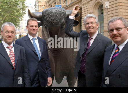 (Afp) - MTU Aero Engines président Udo Stark (2e à partir de la R) prend le taureau par les cornes en face de la bourse de Francfort, Allemagne, lundi 06 juin 2005. Outre les membres de la direction stand Stark Reiner Winkler, Michael Suess et Bernd Kessler (L-R). La MTU en bourse a commencé avec succès. Le premier cours a été comptabilisées avec 21,89 euros et s'installe avec 21,7 Banque D'Images