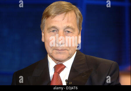 (Afp) - La photo montre le ministre de l'économie fédérale Wolfgang Clement légèrement souriant au cours de l'émission de télévision allemande 'Sabine Christiansen' à Berlin, Allemagne, 5 juin 2005. L'émission avait pour thème "changement élections Allemagne ?". Banque D'Images