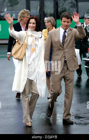 (Afp) - La princesse Mary (R) et le Prince héritier Frederik de Danemark arrivent pour la réunion de famille de la famille Bernadotte à Sofiero Castle, à l'extérieur de Helsingborg, Suède, 02 juin 2005. L'ancien roi de Suède Oscar II et de la Reine Sofia présenté Prince Gustav-Adolf et la Princesse Margareta avec Sofiero Castle comme cadeau de mariage certains il y a 100 ans. (Pays-bas) Banque D'Images