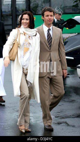 (Afp) - La princesse Mary (R) et le Prince héritier Frederik de Danemark arrivent pour la réunion de famille de la famille Bernadotte à Sofiero Castle, à l'extérieur de Helsingborg, Suède, 02 juin 2005. L'ancien roi de Suède Oscar II et de la Reine Sofia présenté Prince Gustav-Adolf et la Princesse Margareta avec Sofiero Castle comme cadeau de mariage certains il y a 100 ans. (Pays-bas) Banque D'Images