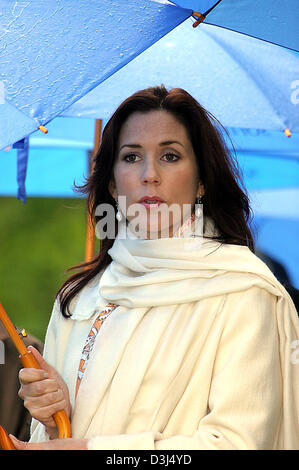 (Afp) - La princesse Mary de Danemark est titulaire d'un parapluie qu'elle assiste à la réunion de famille de la famille Bernadotte à Sofiero Castle, à l'extérieur de Helsingborg, Suède, 02 juin 2005. L'ancien roi de Suède Oscar II et de la Reine Sofia présenté Prince Gustav-Adolf et la Princesse Margareta avec Sofiero Castle comme cadeau de mariage certains il y a 100 ans. (Pays-bas) Banque D'Images