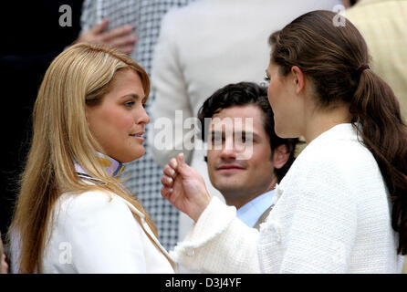 (Afp) - (L) de la Princesse Madeleine, le prince Carl Philip et la Princesse Victoria de Suède converser entre eux, qu'ils assistent à la réunion de famille de la famille Bernadotte à Sofiero Castle, à l'extérieur de Helsingborg, Suède, 02 juin 2005. L'ancien roi de Suède Oscar II et de la Reine Sofia présenté Prince Gustav-Adolf et la Princesse Margareta avec Sofiero Castle comme cadeau de mariage quelque 100 y Banque D'Images