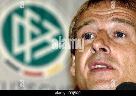 (Afp) - L'entraîneur national allemand Jürgen Klinsmann parle lors d'une conférence de presse de l'équipe nationale de football allemande dans la région de Belfast, en Irlande du Nord, le vendredi, 03 juin 2005. Le samedi, 04 juin 2005, l'équipe allemande est en concurrence avec l'Irlande du Nord en match amical à Windsor Park Stadium, à Belfast. Banque D'Images