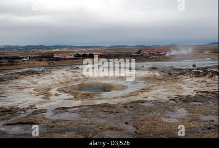 (Afp) - Vue sur la zone géothermique de Geysir, la grande fontaine avec le ressort sur la photo tout en un tir Strokkur fontaine de l'eau chaude dans l'Islande, 19 mars 2005. Derrière le Grand Geyser, le plus célèbre de tous les randonneurs et fontaines, le Strokkur printemps attire un grand nombre de visitants à la région de l'île avec ses éruptions à brefs intervalles. Les fontaines d'atteindre Banque D'Images