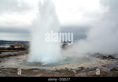 (Afp) - Vue sur la zone géothermique de Geysir, la grande fontaine avec le ressort sur la photo tout en un tir Strokkur fontaine de l'eau chaude dans l'Islande, 19 mars 2005. Derrière le Grand Geyser, le plus célèbre de tous les randonneurs et fontaines, le Strokkur printemps attire un grand nombre de visitants à la région de l'île avec ses éruptions à brefs intervalles. Les fontaines d'atteindre Banque D'Images