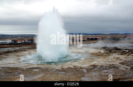 (Afp) - Vue sur la zone géothermique de Geysir, la grande fontaine avec le ressort sur la photo tout en un tir Strokkur fontaine de l'eau chaude dans l'Islande, 19 mars 2005. Derrière le Grand Geyser, le plus célèbre de tous les randonneurs et fontaines, le Strokkur printemps attire un grand nombre de visitants à la région de l'île avec ses éruptions à brefs intervalles. Les fontaines d'atteindre Banque D'Images