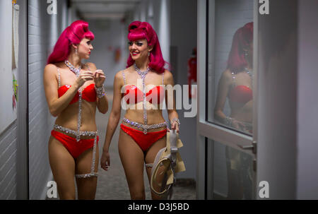 Coulisses de l'attente des danseurs Friedrichstadtpalast à Berlin, Allemagne, 06 décembre 2012. La production 'Show Me' est en ce moment organisé par la revue théâtre à Berlin. Photo : Hannibal Banque D'Images